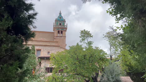 Marco-Móvil-Con-Una-Torre-En-El-Pueblo-De-Montaña-De-Valldemossa,-Mallorca.