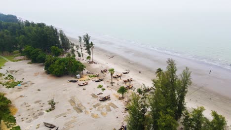 Pueblo-Pesquero-De-La-Costa-Del-Mar-De-Bangladesh-Barcos-Para-Reparar-Playa-De-Mar-Natural