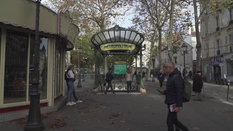 Entrada-Del-Metro-Metropolitano-En-El-Distrito-De-Montmartre-En-París