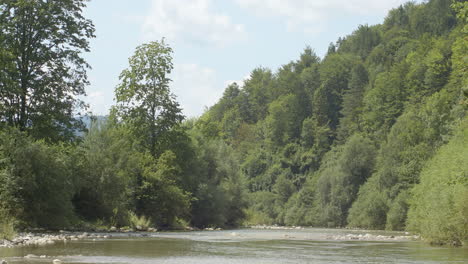 Flussbett-In-Berglandschaft,-Unberührte-Natur,-üppige-Vegetation