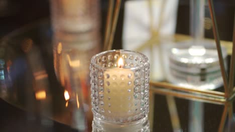 Vela-Encendida-En-Un-Frasco-De-Vidrio-Sobre-Una-Mesa-De-Boda.