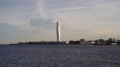 Rascacielos-De-Torso-Giratorio-En-Malmo,-Suecia---Plano-Amplio
