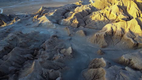 Erosion-Schafft-Abgelegene-Zerklüftete-Landschaft-In-Der-Atacama-Wüste-In-Chile