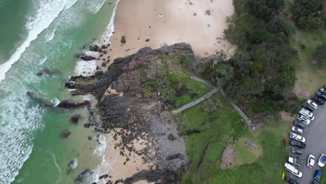 Turistas-En-Norries-Headland-Boardwalk-En-Cabarita-Beach,-Nueva-Gales-Del-Sur,-Australia