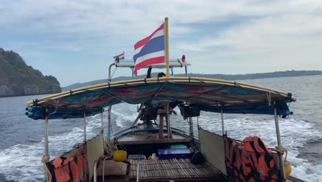 Capitán-Tailandés-Local-Navegando-En-Un-Bote-De-Cola-Larga-Alrededor-De-Las-Islas-Phi-Phi