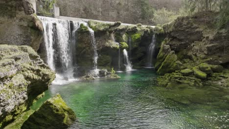 Una-Suave-Toma-Cinematográfica-Acercándose-Lentamente-A-La-Cascada-Traunfall-En-Austria