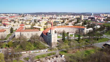 Stadt-Ostrava-Und-Porubsky-Bogen-Im-Stil-Des-Sozialistischen-Realismus-Im-Sommer-In-Der-Tschechischen-Republik