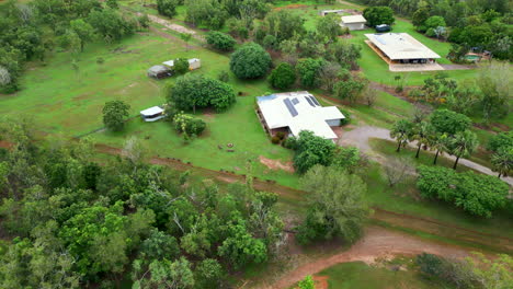 Drone-Aéreo-De-Finca-Rural-Enorme-Bloque-De-Tierra-Con-Propiedad-De-Lujo-Y-Gran-Cobertizo-Al-Aire-Libre-En-El-Interior-De-NT-Australia,-órbita