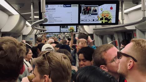 Metro-Lleno-De-Gente-En-La-Ciudad-Alemana-Con-Pantalla-Moderna