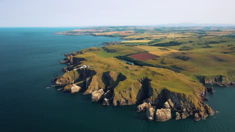 Luftaufnahme-Der-Schottischen-Klippen-Und-Des-Berühmten-Schottischen-Wahrzeichens:-St.-Abbs-Head-An-Der-Küste-Schottlands,-Britische-Inseln