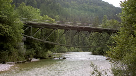 Historische-Eisenbahnbrücke-über-Einen-Kristallklaren-Alpenfluss-In-Österreich