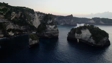 Acantilados-En-El-Océano-Cerca-De-Diamond-Beach-Al-Atardecer-En-Nusa-Penida,-Bali,-Indonesia