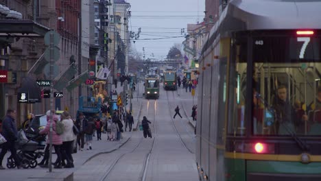 Szene-Des-Stadtlebens:-Straßenbahnen-Und-Fußgänger-Auf-Einer-Belebten-Straße-In-Helsinki