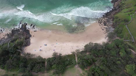 Vista-Aérea-De-Turistas-En-La-Playa-De-Cabarita-En-Northern-Rivers,-Nueva-Gales-Del-Sur,-Australia