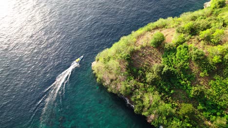 Boot-Segeln-Auf-Der-Meeresoberfläche-Rund-Um-Die-Insel-Nusa-Penida,-Bali,-Indonesien