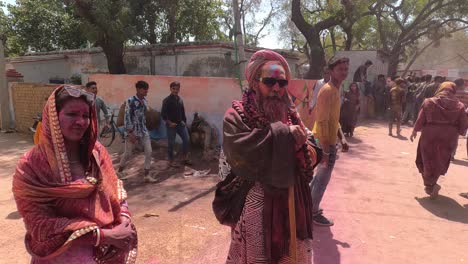 Toma-Pov-Muchos-Hombres-Están-Tomando-Fotos-Con-Baba-Sadhu-Un-Hermano-Está-Parado-Al-Lado-Y-Tomando-Fotos-Con-Baba-Sadhu