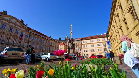 Gente-En-La-Plaza-De-La-Ciudad-Vieja-En-El-Casco-Antiguo-De-Praga,-República-Checa