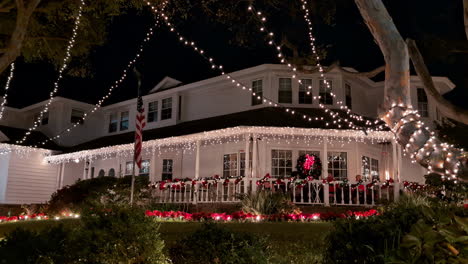 Spaziergang-In-Einem-Weißen-Haus-In-Einer-Ecke-Von-Los-Angeles-Während-Der-Weihnachtsnacht-Mit-Gartenbäumen-Und-Dekoration-Traditionelles-Amerikanisches-Haus