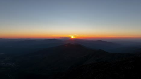 Malerische-Luftaufnahme-Des-Sonnenuntergangs-Am-Horizont-über-Der-Bergkette-Serra-Da-Estrela