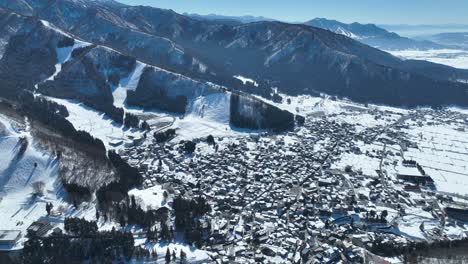 Toma-Aérea-De-Establecimiento-De-La-Aldea-Japonesa-De-La-Estación-De-Esquí-De-Montaña-Nozawaonsen