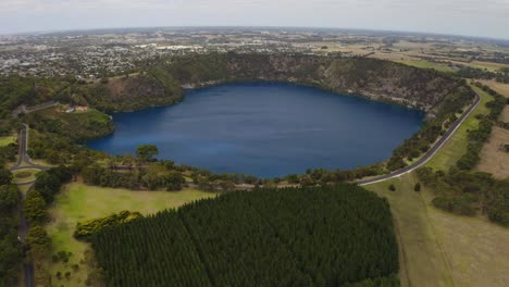 Luftaufnahme-Des-Blue-Lake-Warwar,-Mount-Gambier,-Südaustralien,-Per-Drohne