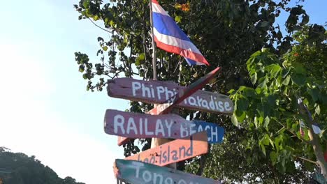 Schild-Mit-Wegbeschreibung-Am-Railay-Beach-West