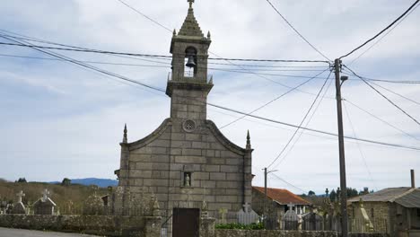 Historische-Kirche-San-Vicente-De-Abeleda-Inmitten-Des-Ländlichen-Galizien