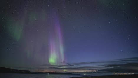 Una-Magnífica-Exhibición-De-La-Aurora-Boreal-En-El-Oscuro-Cielo-Invernal-Sobre-El-Tranquilo-Fiordo