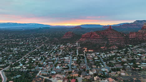 Volando-Sobre-El-Oeste-Residencial-De-Sedona-Hacia-Chimney-Rock-En-Sedona,-Arizona,-EE.UU.