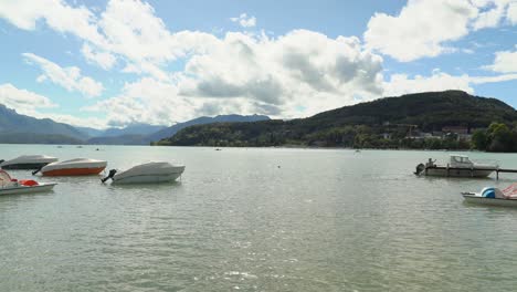 Sonniger-Tag-Am-See-Von-Annecy-Mit-Booten,-Die-Auf-Der-Wasseroberfläche-Schwimmen