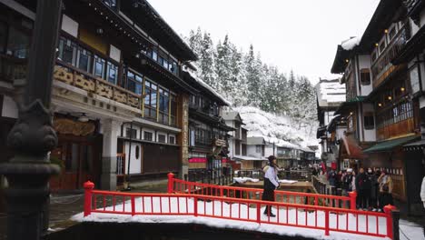 Panorámica-Lenta-Hacia-La-Derecha-En-Una-Escena-Invernal-En-Japón