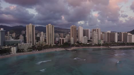 Luftaufnahme-Des-Sonnenuntergangs-Am-Waikiki-Beach-In-Oahu,-Hawaii