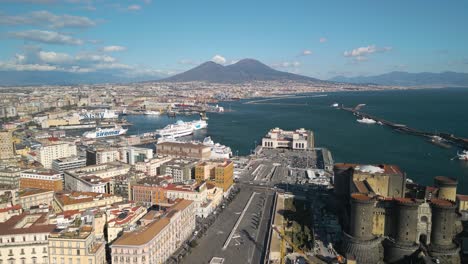 Filmische-Drohnenaufnahme-über-Der-Piazza-Municipio,-Neapel,-Kampanien,-Italien