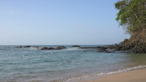 Statische-Aufnahme-Von-Wasser,-Das-In-Einer-Bucht-Auf-Der-Insel-Cebaco-Veraguas-Gegen-Felsen-Prallt