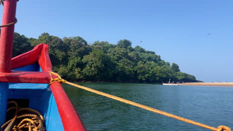 Bug-Eines-Holzbootes-Auf-Ruhigem-Wasser-Rajbagh-Beach-Goa-Indien-4k