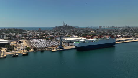 Drone-Volando-Alrededor-De-Un-Granelero-En-El-Puerto-Industrial-De-Mazatlán,-Soleado-México