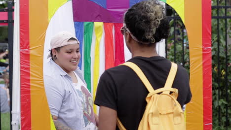 Festivalbesucher-Posieren-Für-Ein-Foto-Während-Des-Midmo-Pridefests