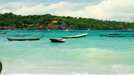 Barcos-De-Pesca-Tradicionales-Balineses-Vacíos-Llamados-Jukung-Amarrados-En-La-Costa