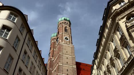 Frauenkirche-Kirche-Zwischen-Gebäuden-In-Der-Innenstadt-Von-München-An-Einem-Sonnigen-Tag