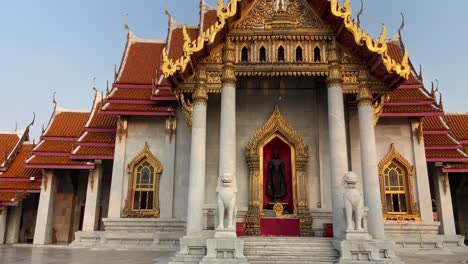Templo-Wat-Benchamabophit-De-Mármol-Blanco-En-Bangkok-Al-Atardecer