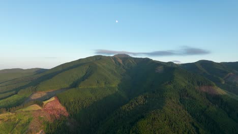 Moon-above-iconic-Pico-da-Vara-mountain-covered-in-greenery,-Sao-Miguel