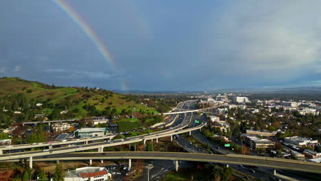 Autobahnkreuz-Von-Walnut-Creek-In-Kalifornien,-Luftaufnahme-Einer-Drohne-Mit-Regenbogen