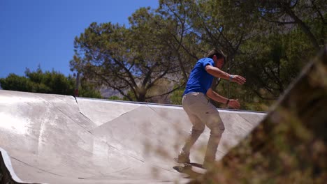 Skateboarder-Macht-Einen-Trick-Auf-Einer-Halfpipe-In-Santorini,-Griechenland