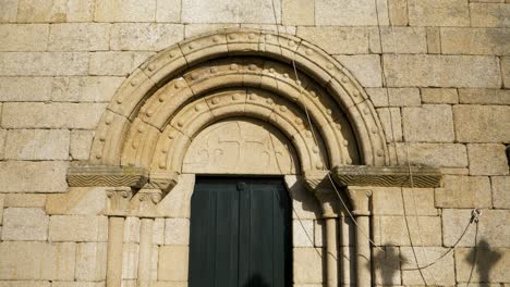 Vista-De-La-Antigua-Iglesia-Con-Arco-De-Santo-André-De-Piñeira-Seca-Xinzo-De-Limia,-Galicia,-España