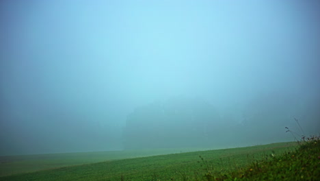 Zeitraffer-Von-Nebel,-Der-Bei-Tageslicht-über-Eine-Grüne-Wiese-In-Den-österreichischen-Alpen-Zieht