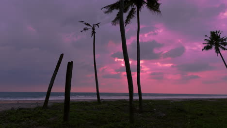 Wolkiger-Sonnenuntergang-An-Einem-Strand-Mit-Kokosnussbäumen
