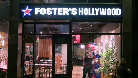 Ein-Ladenangestellter-Putzt-Das-Fenster-Der-Amerikanischen-Restaurantkette-Foster&#39;s-Hollywood