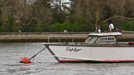 Seitliche-Ansicht-Des-Zephyr-Bootes-In-Der-Themse,-Putney,-London,-Großbritannien