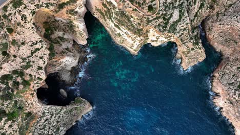 Vista-De-Arriba-Hacia-Abajo-De-La-Gruta-Azul-Y-La-Costa-De-Malta