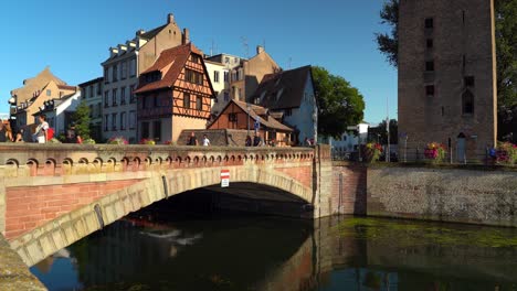 Die-Drei-Ponts-Couverts-überqueren-Die-Vier-Flussarme-Der-Ill,-Die-Durch-Straßburgs-Historisches-Viertel-Petite-France-Fließen